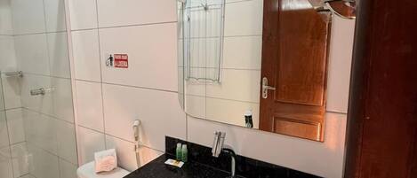 Ein Badezimmer mit Waschbecken, Spiegel und Dusche.