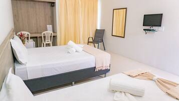 Quarto triplo superior | Frigobar, Wi-Fi de cortesia, roupa de cama