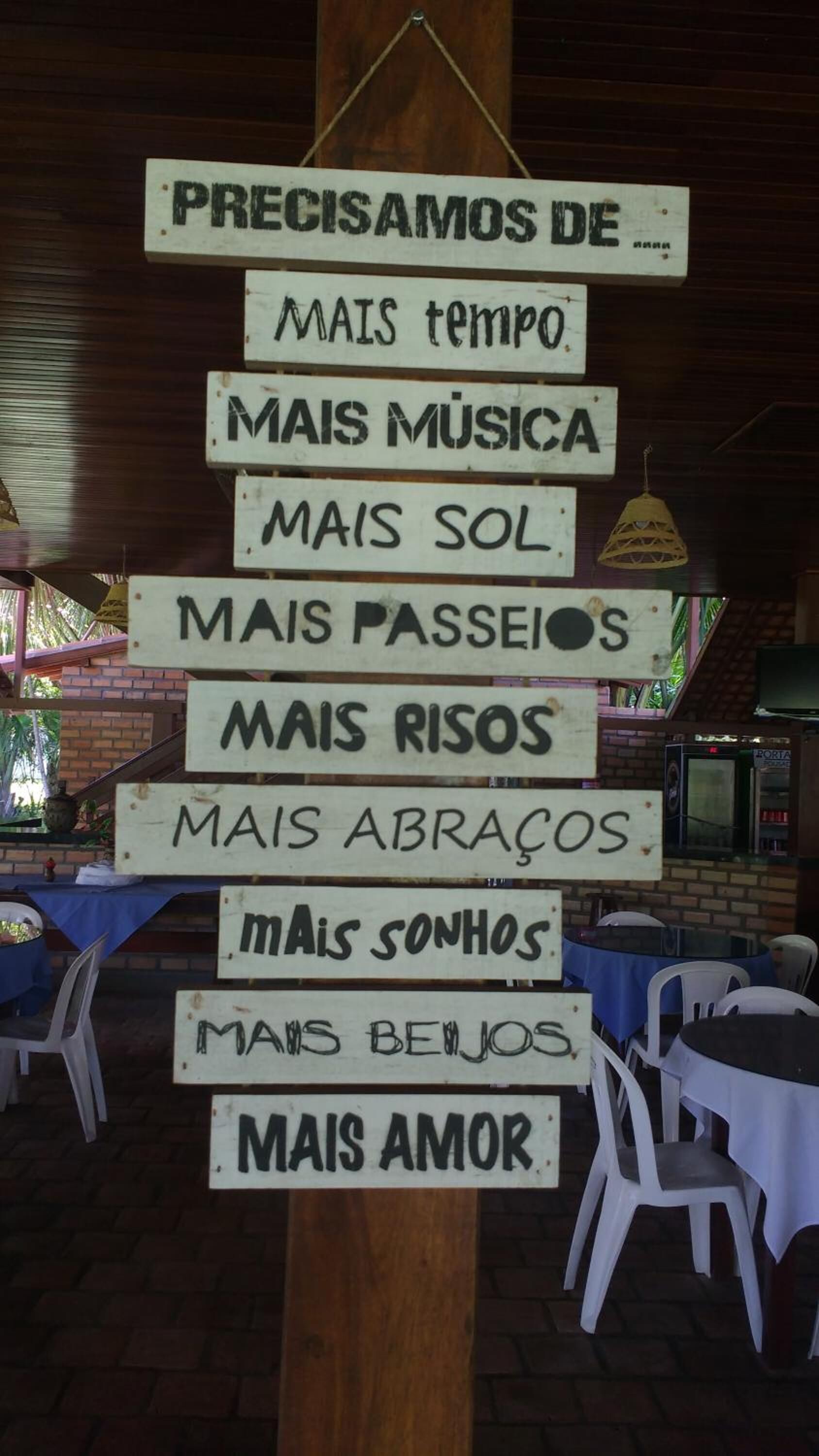 Ein Schild mit verschiedenen Wünschen: mehr Zeit, Musik, Sonne, Umarmungen, Träume, gute Wünsche und Liebe.