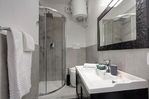 Studio (Via dei Pepi 17, Florence) | Bathroom | Shower, towels