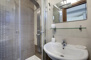 Apartment, 1 Schlafzimmer (Via de Macci 41, Florence) | Badezimmer | Dusche, Handtücher