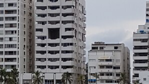 A high-rise building with multiple floors and balconies, situated next to a body of water. - Edificio Marina del Rey (Cartagena)