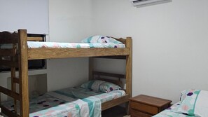 A bunk bed with a lower bunk and a small bedside table. - Edificio Marina del Rey (Cartagena)