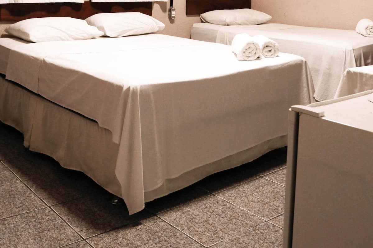 Chambre Triple Standard, plusieurs lits | Minibar, bureau, Wi-Fi gratuit, draps fournis
