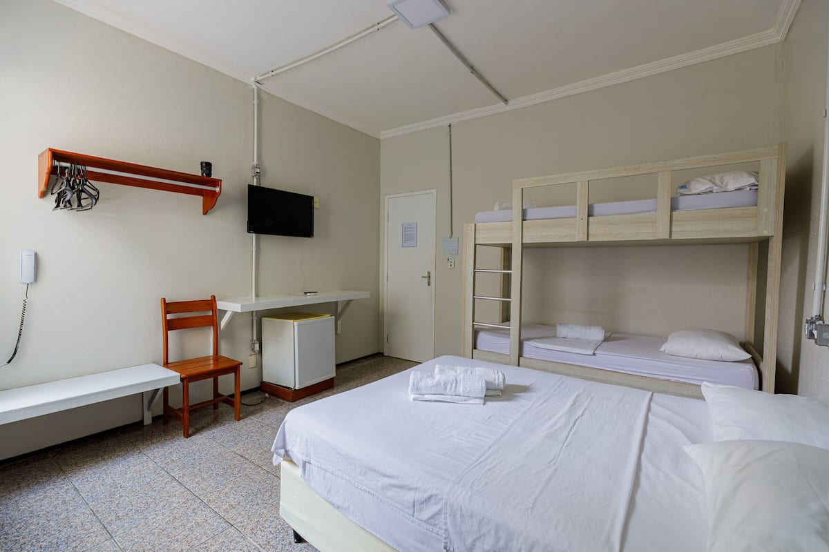 Chambre Quadruple, plusieurs lits | Minibar, bureau, Wi-Fi gratuit, draps fournis