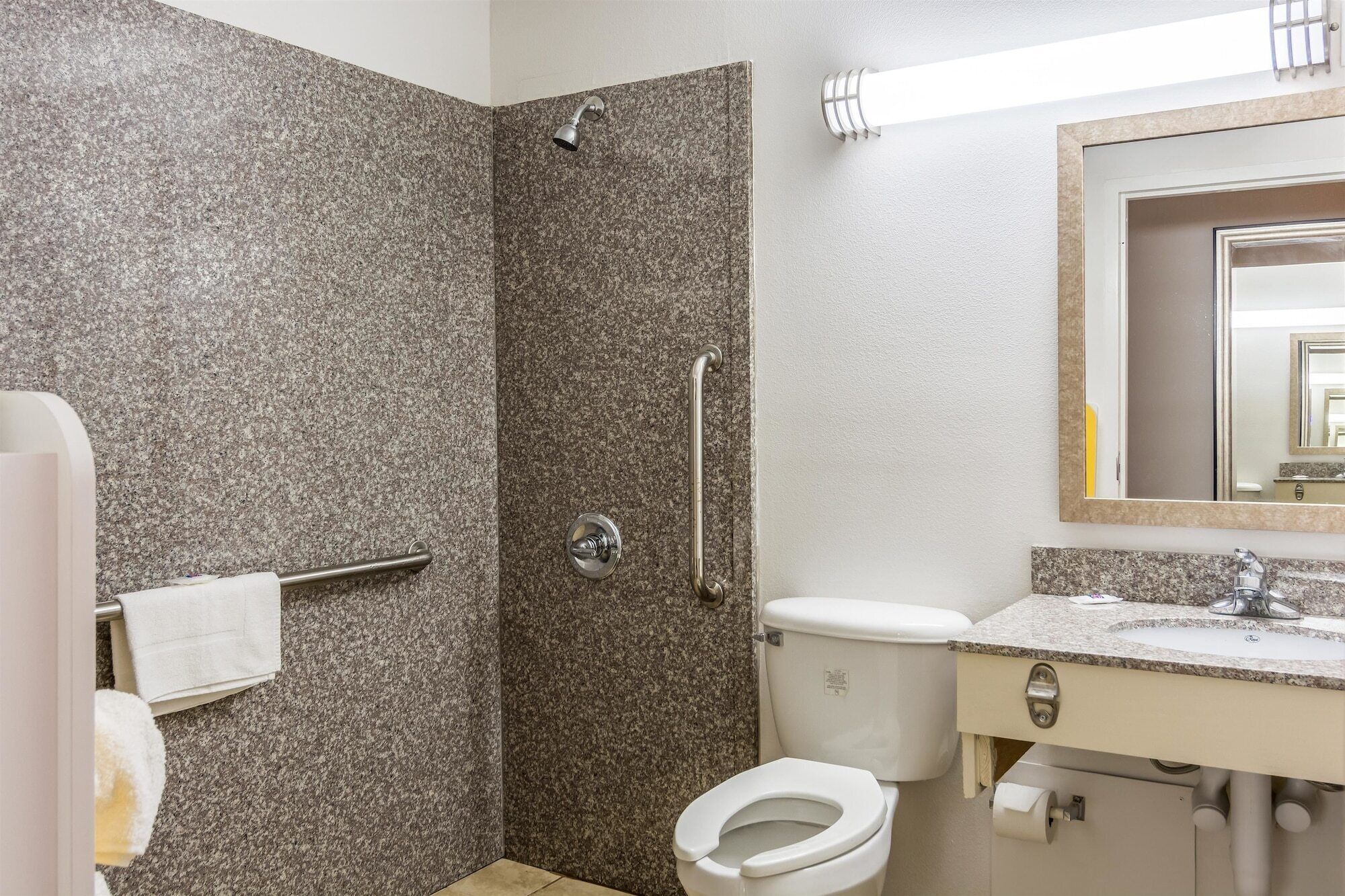 Combined shower/tub, towels