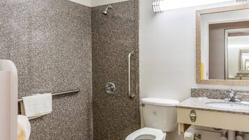 Un baño con ducha, inodoro y lavamanos.