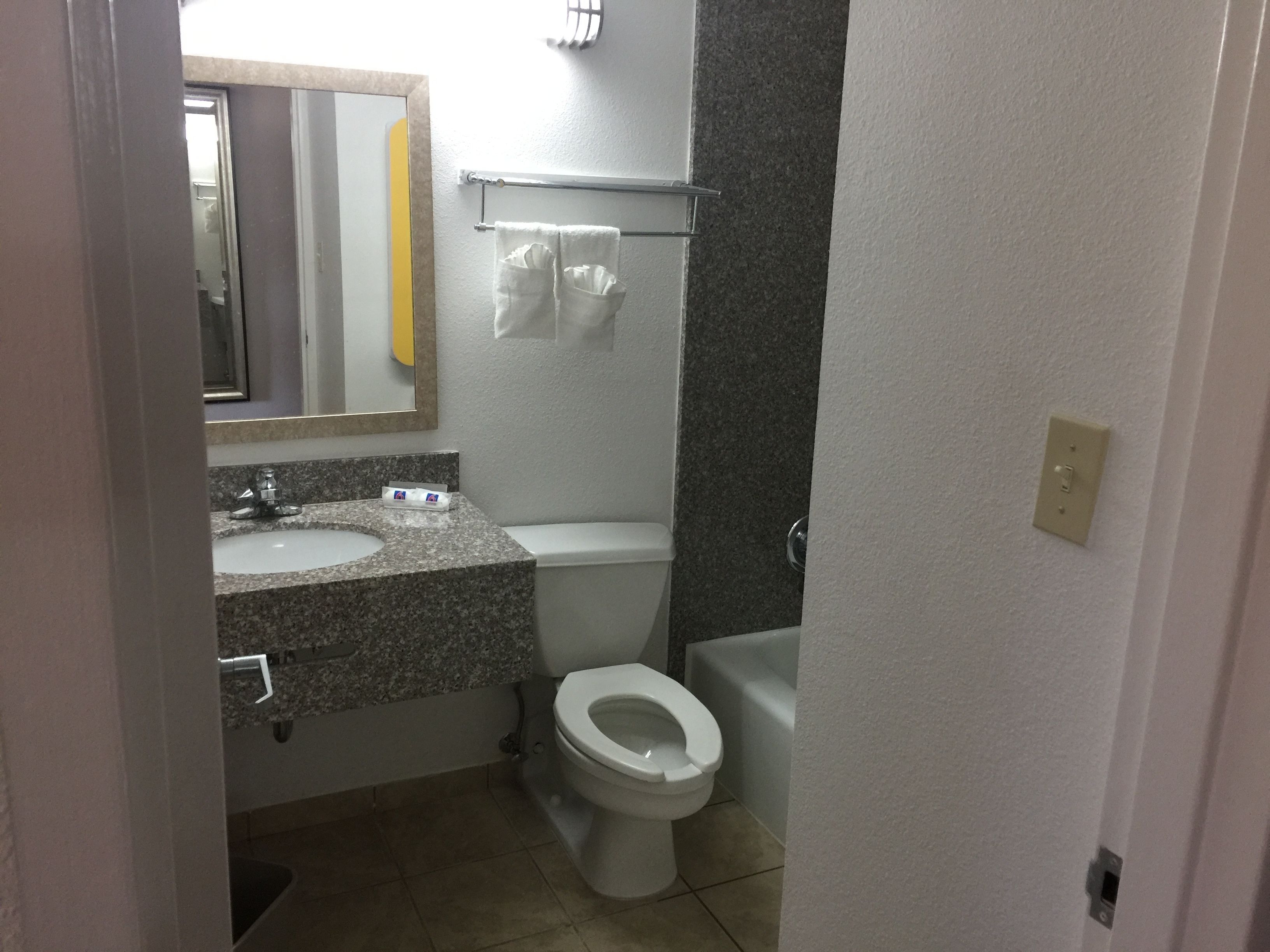 Kombinert dusj/badekar og håndklær