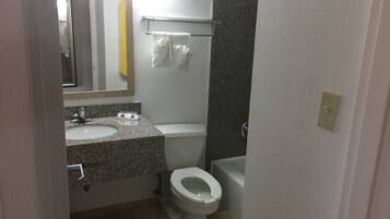 Kombinert dusj/badekar og håndklær