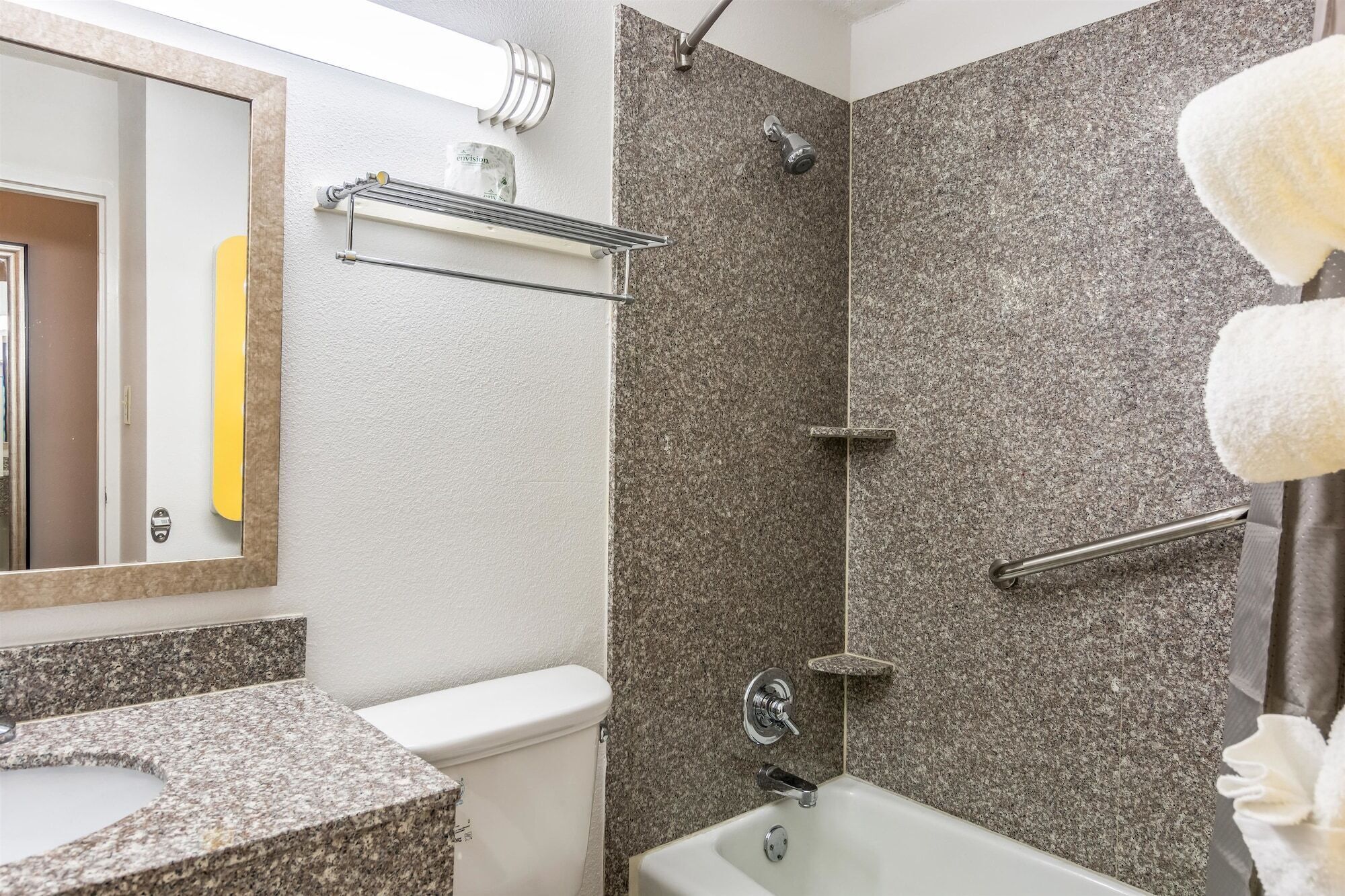 Combined shower/tub, towels