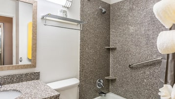 Combined shower/tub, towels