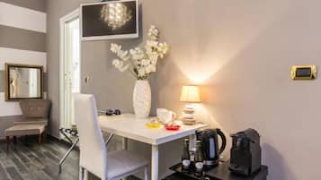 Vierbettzimmer | Zimmersafe, Schreibtisch, kostenloses WLAN, Bettwäsche