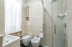 Kamar Quadruple | Kamar mandi | Shower, pancuran hujan, perlengkapan mandi gratis, dan pengering rambut