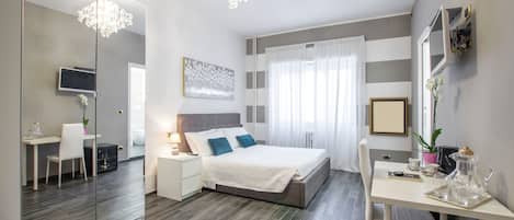 Habitación cuádruple | Caja de seguridad en la habitación, escritorio y wifi gratis