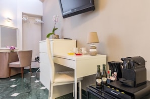 Double Room | In-room safe, desk, free WiFi, bed sheets - Trastevere Sweet House (Rome)