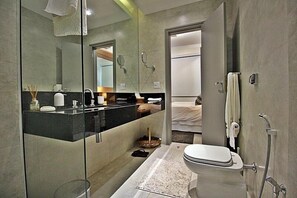Apartment (U022) | Bathroom | Shower, towels - Rio Spot Begossi (Rio de Janeiro)