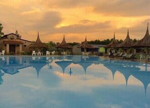 Outdoor pool - Estancia Los Potros (Amana)