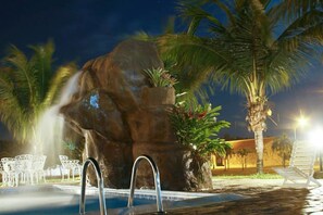 2 piscinas externas, piscina com cascata