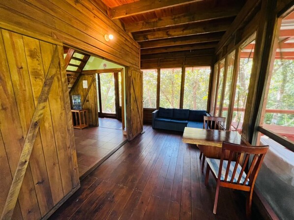 Chaumière familiale, 2 chambres, vue sur la montagne, côté montagne | Aire de séjour | Téléviseur à écran plat