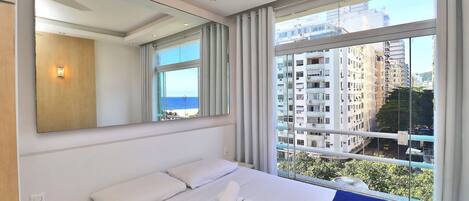 Departamento (C033) | Decoración personalizada y espacio para trabajar con laptop