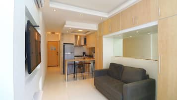 Apartment (C033) | Living area | Flat-screen TV