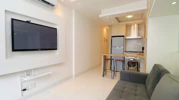 Apartment (C033) | Living area | Flat-screen TV