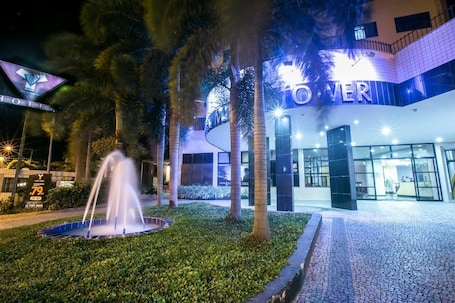 Fachada de la propiedad por la tarde o noche. Hotel Minas Tower Leopoldina by Samba