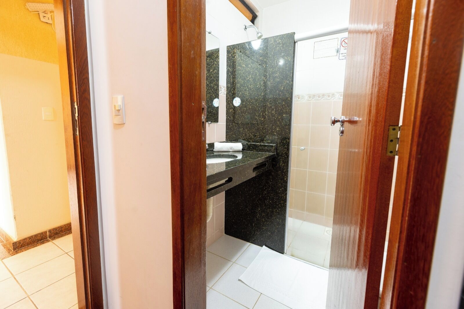 deluxe room, 2 single beds | bathroom | free toiletries, towels