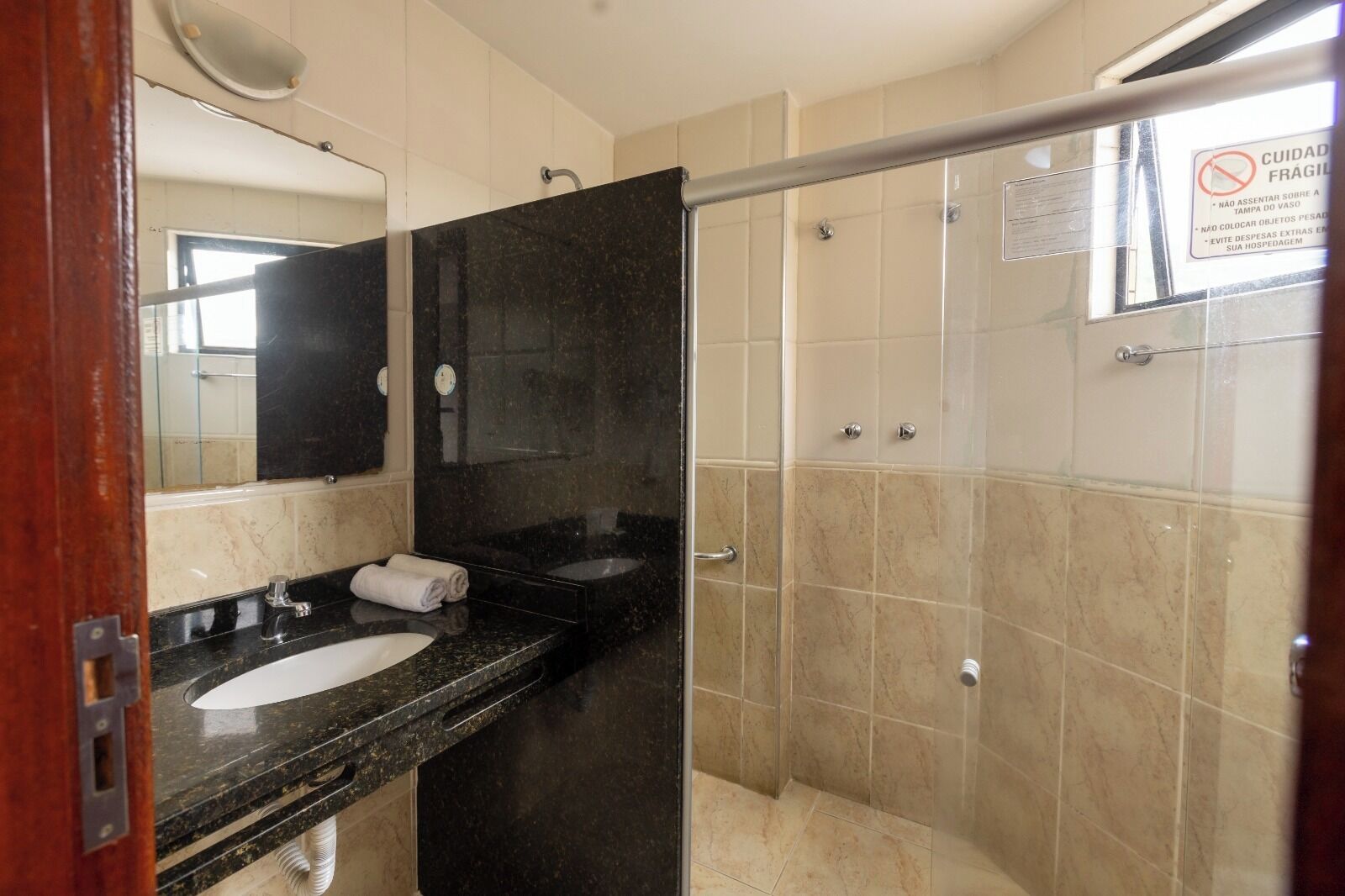 executive suite | bathroom | free toiletries, towels