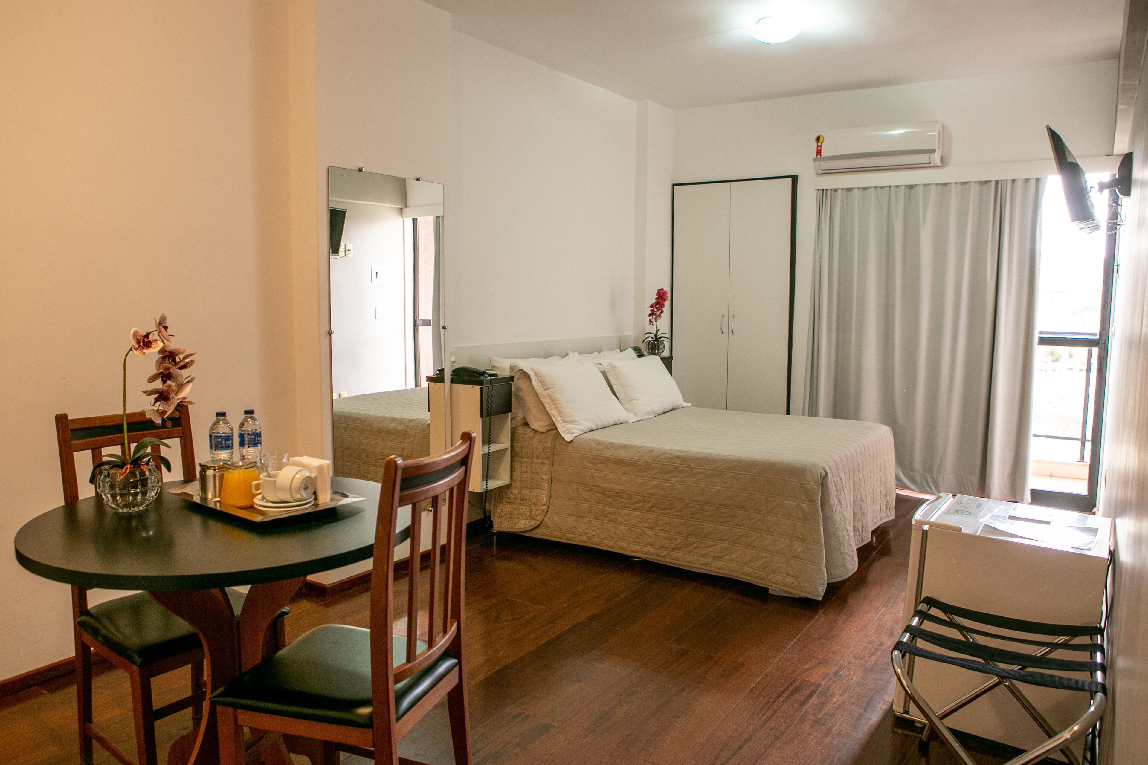 Minibar, wifi gratis y ropa de cama 