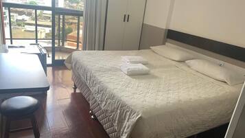 Quarto casal luxo, 1 cama de casal | Frigobar, Wi-Fi de cortesia, roupa de cama