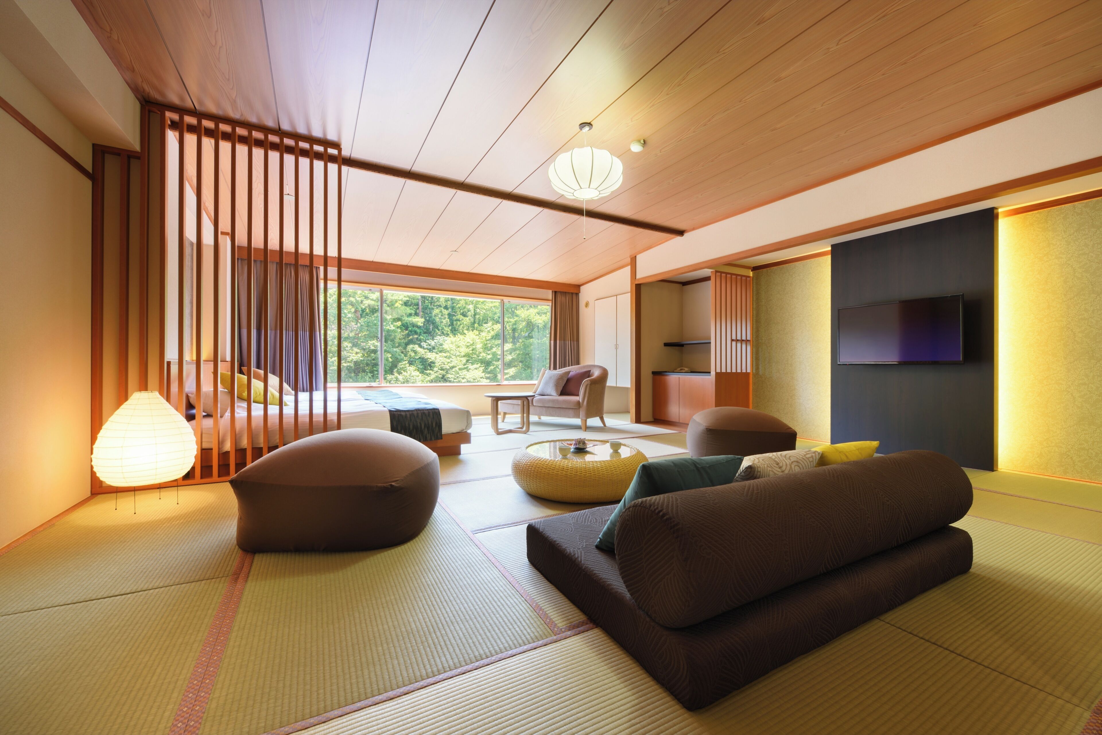Ein traditioneller japanischer Raum mit Tatami-Bodenbelag, niedriger Holzbalkendecke und einer Schiebetür.