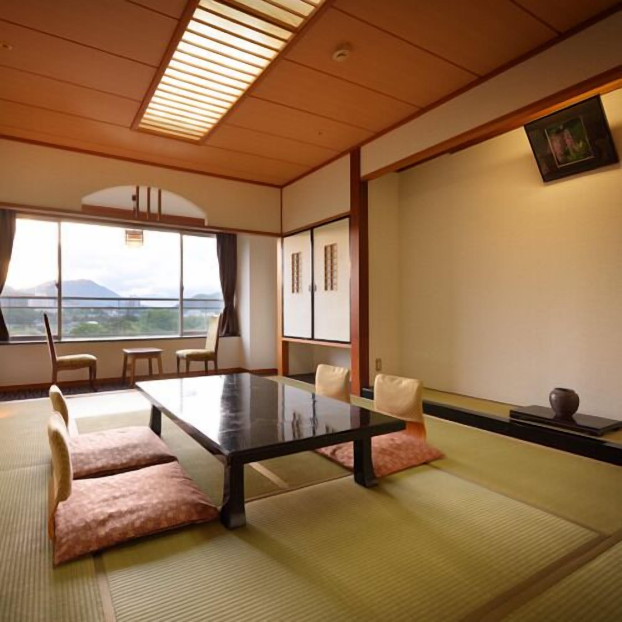 Ein traditioneller japanischer Besprechungsraum mit Tatami-Böden, einem niedrigen Tisch und Stühlen.