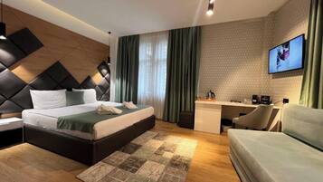 Minibar, caja de seguridad en la habitación y escritorio