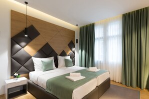 Minibar, in-room safe, desk, laptop workspace - Hotel Capital (Belgrade)