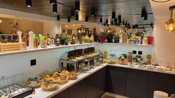 Desayuno buffet los fines de semana (EUR 6 por persona)