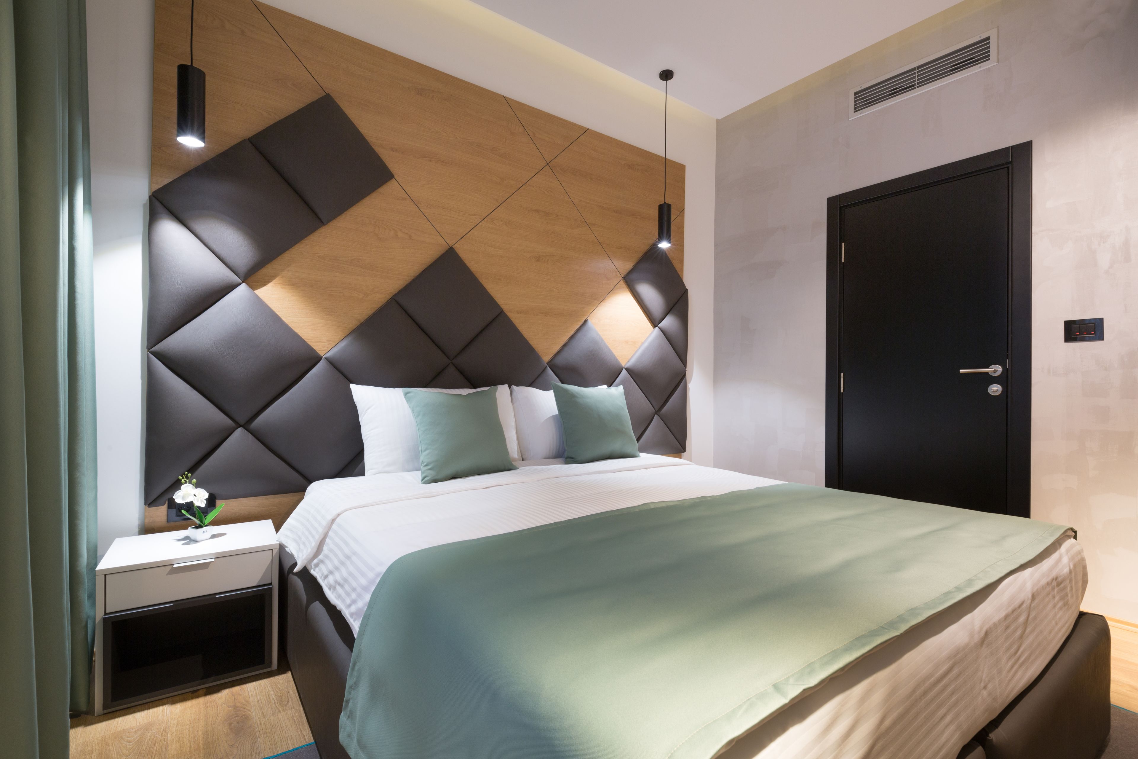 standard double room | minibar, in-room safe, desk, laptop workspace