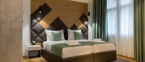 Minibar, caja de seguridad en la habitación y escritorio