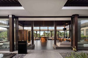 2 bares, bar de cocktails, salón en el lobby