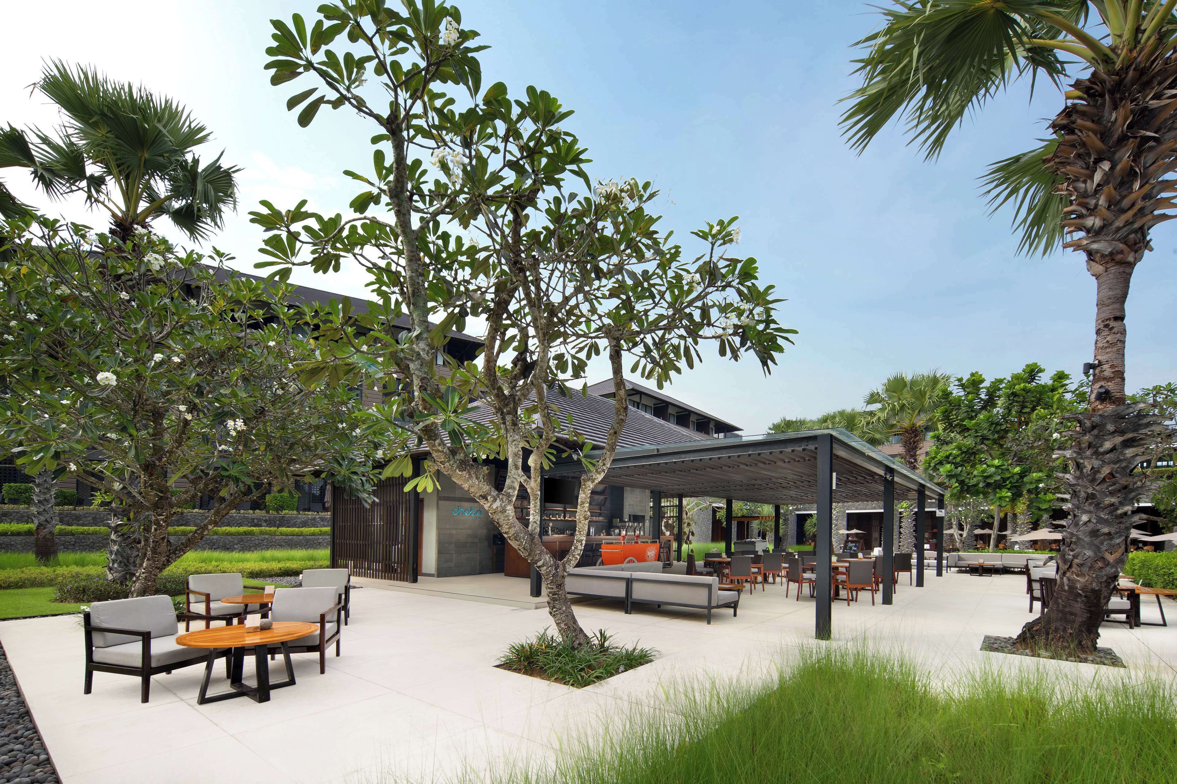 2 bars/lounges, cocktail bar, lobby lounge