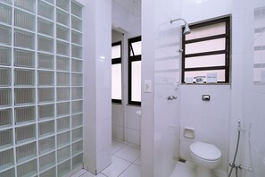Shower, hair dryer, bidet, towels - Rio Spot Apartment T011 (Rio de Janeiro)