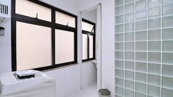 Shower, hair dryer, bidet, towels