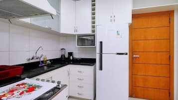 Full-size fridge, microwave, stovetop, electric kettle