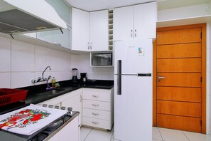 Full-sized fridge, microwave, stovetop, electric kettle - Rio Spot Apartment T011 (Rio de Janeiro)
