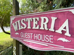 Property entrance - Wisteria Guest House (Salt Spring Island)