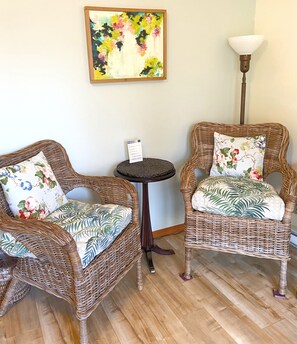 Doppelzimmer, 1 Queen-Bett, Terrasse, Gartenblick | Bügeleisen/Bügelbrett, kostenloses WLAN, Bettwäsche