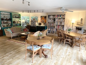 Lobby sitting area - Wisteria Guest House (Salt Spring Island)