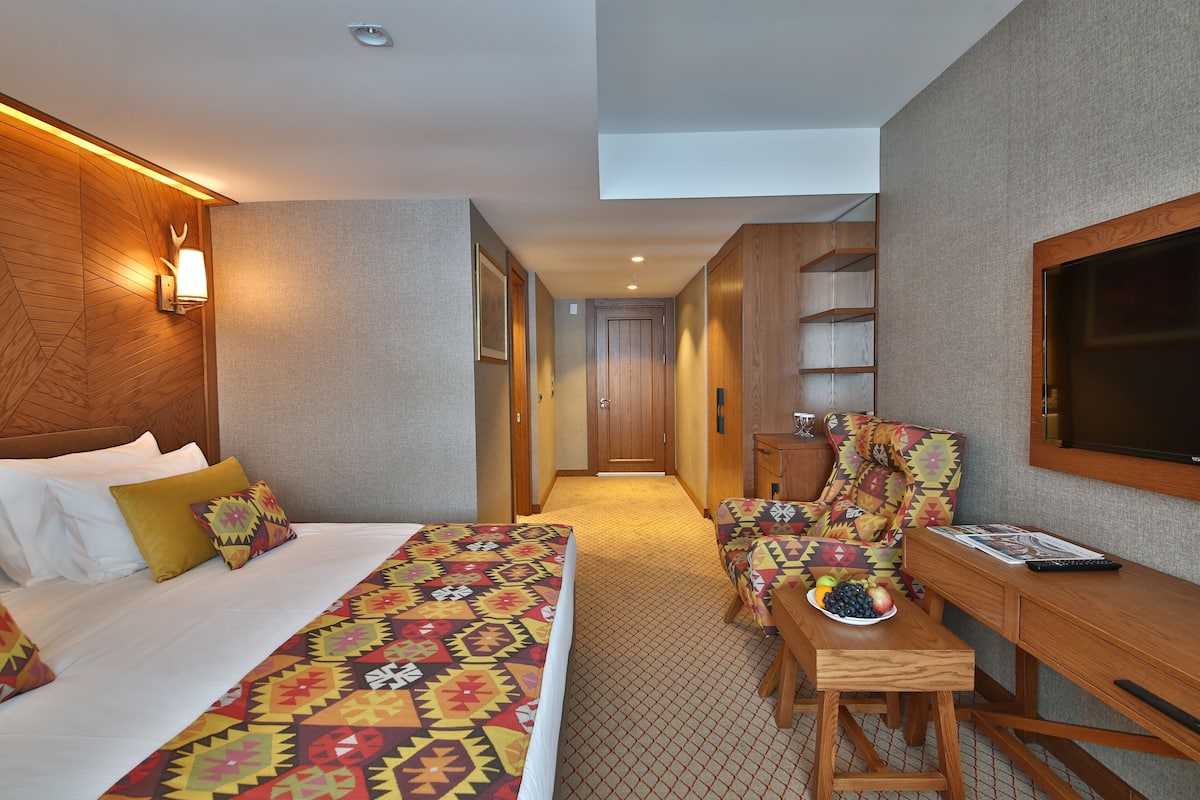 Superior Triple Room | 1 bedroom, premium bedding, minibar, laptop workspace