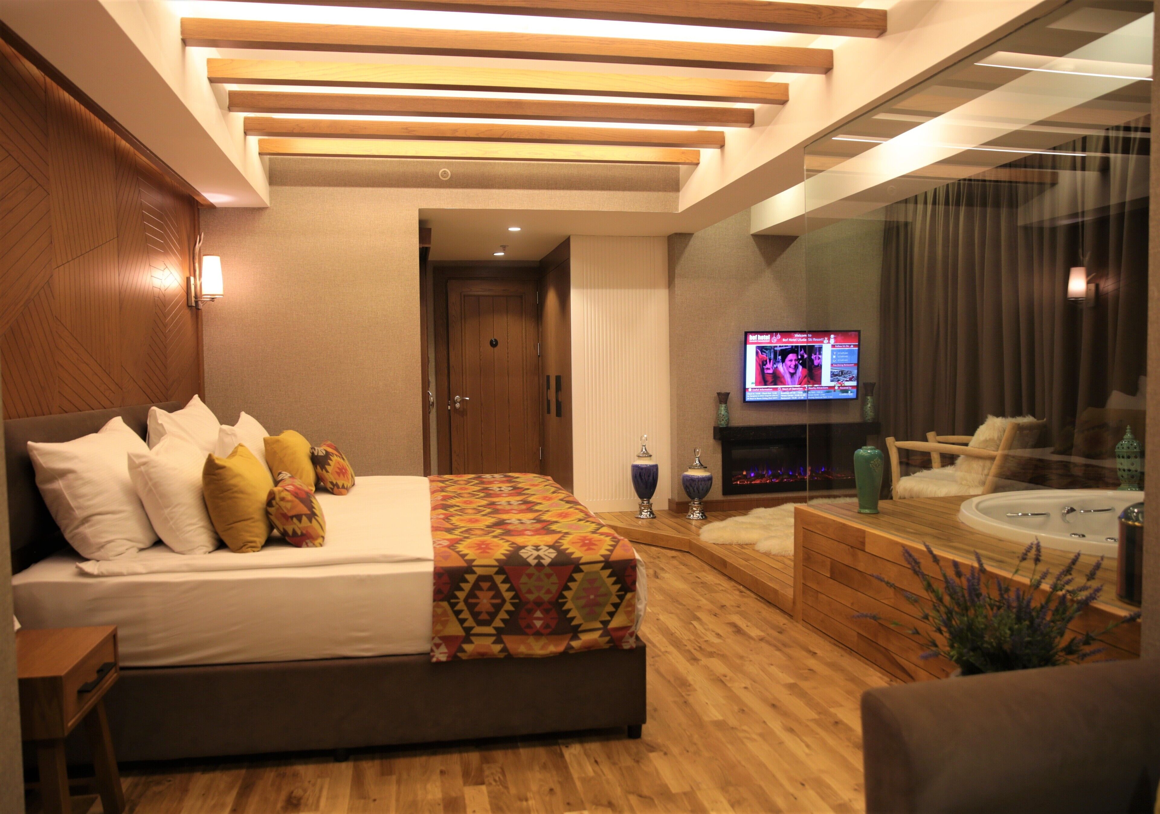 deluxe suite, 1 bedroom, jetted tub | 1 bedroom, premium bedding, minibar, laptop workspace