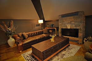 SUPERIOR KING SUITE | Living area
